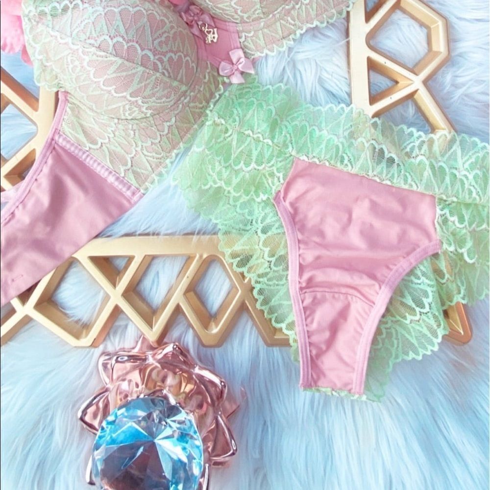 NWT Pretty Iconic Lingerie Set - Picture 3 of 5
